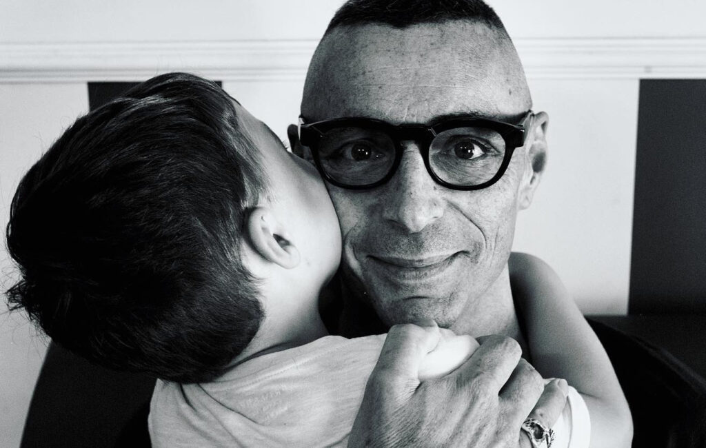 Alex Britti racconta i 6 anni passati a fare il papà a tempo pieno: ''Dovevo esserci'' Alex Britti racconta i 6 anni passati a fare il papà a tempo pieno: ''Dovevo esserci''