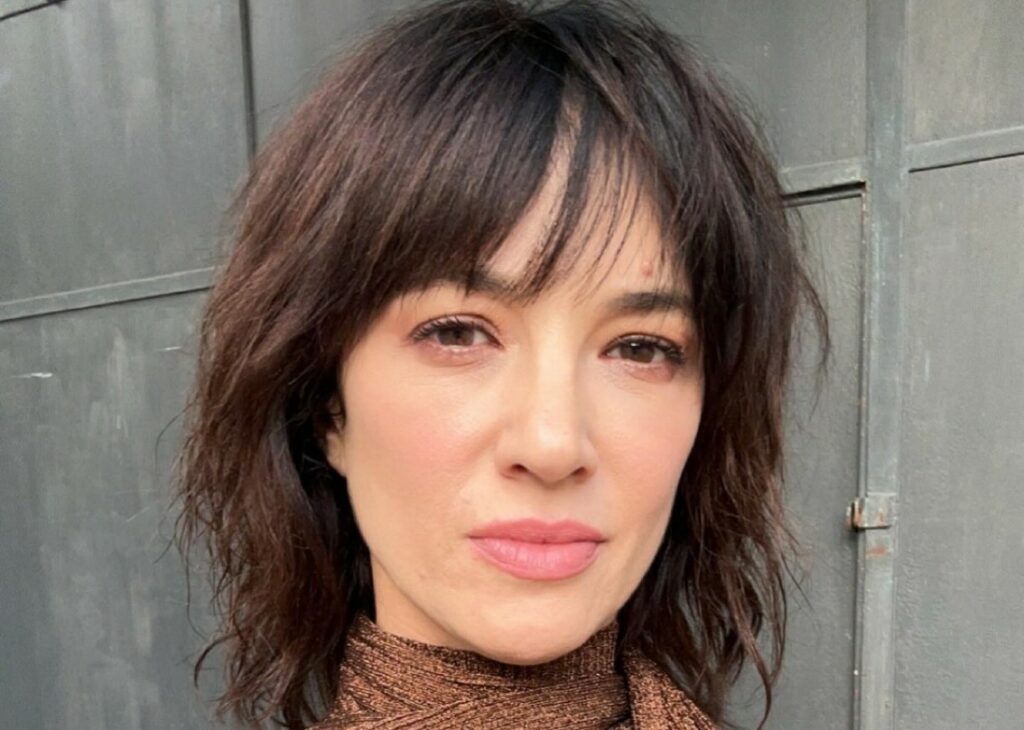 ''Ho trascorso il Natale da sola, ho portato un fiore sulla tomba di mia madre'': Asia Argento racconta le Feste senza i suoi affetti ''Ho trascorso il Natale da sola, ho portato un fiore sulla tomba di mia madre'': Asia Argento racconta le Feste senza i suoi affetti