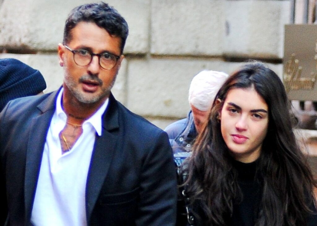 ''La gabbia dorata mi ha distrutto giorno per giorno'': la fidanzata di Fabrizio Corona annuncia la fine della loro storia con parole forti ''La gabbia dorata mi ha distrutto giorno per giorno'': la fidanzata di Fabrizio Corona annuncia la fine della loro storia con parole forti