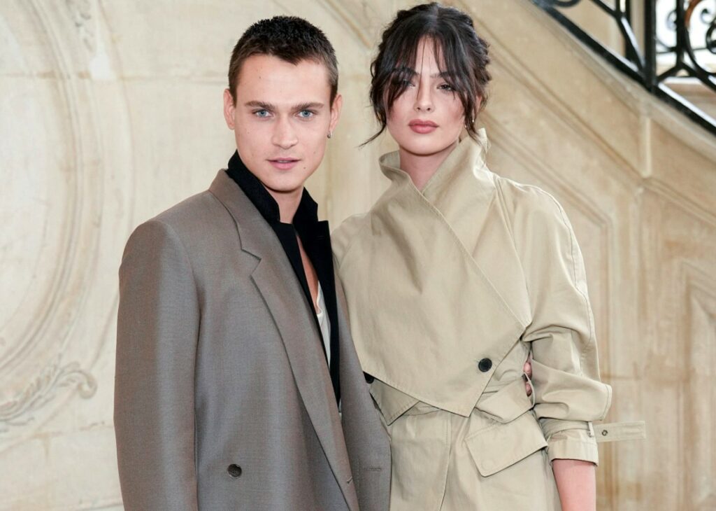 Deva Cassel, figlia di Monica Bellucci e Vincent Cassel, alle sfilate parigine col fidanzato Saul Nanni: foto Deva Cassel, figlia di Monica Bellucci e Vincent Cassel, alle sfilate parigine col fidanzato Saul Nanni: foto