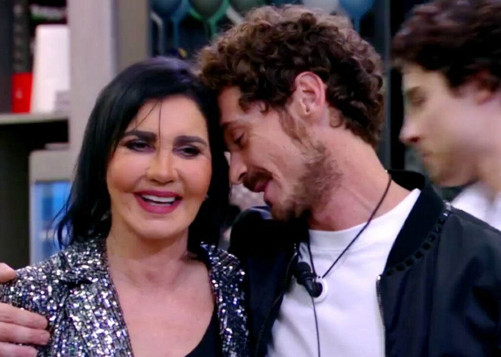 Fiordaliso in lacrime al GF, incontro a sorpresa in diretta col figlio Paolo dopo mesi di lontananza: le immagini