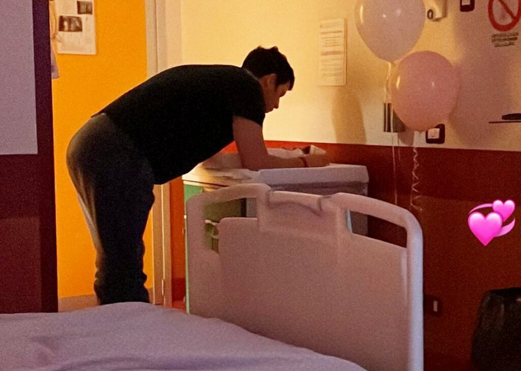 Federica Pellegrini scatta una tenerissima foto al marito che si prende cura della loro neonata ancora in ospedale: guarda