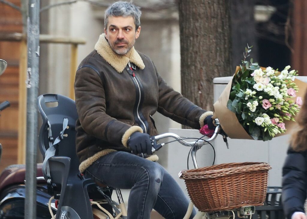 Luca Argentero abbraccia la svolta green: per spostarsi a Milano niente auto, l'attore del momento preferisce la bici, foto