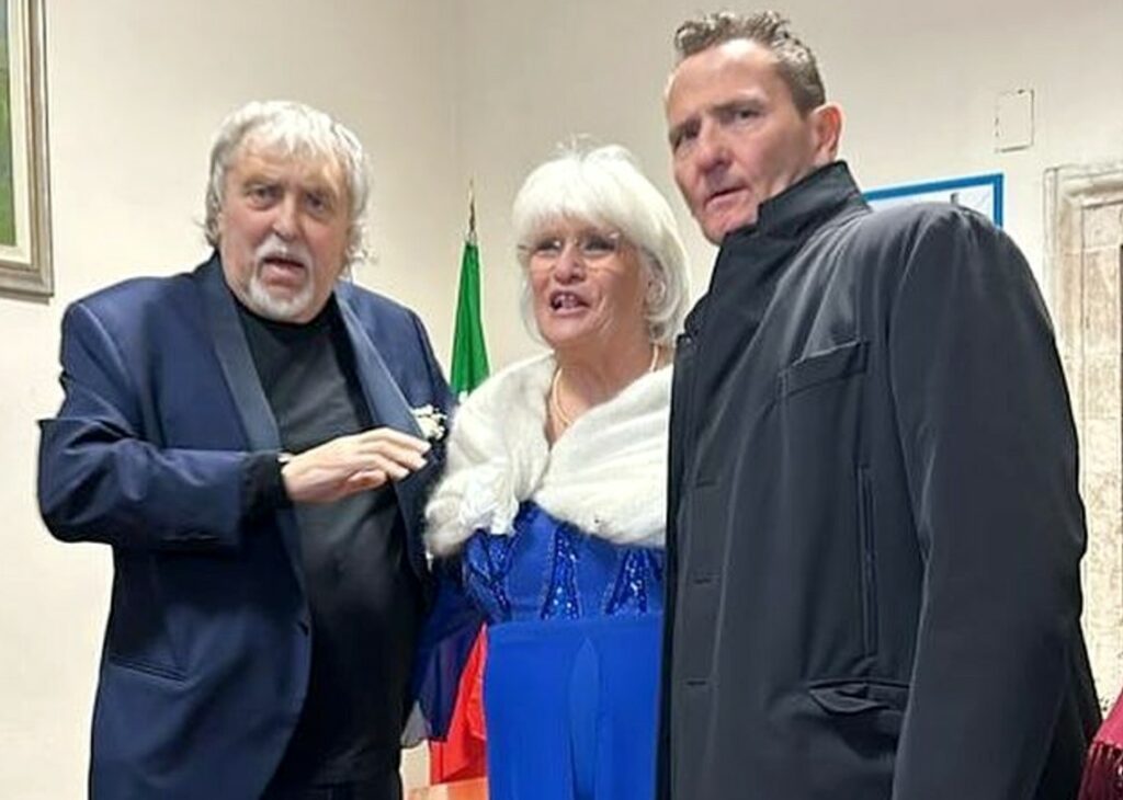 Maurizio Mattioli ha sposato la compagna Simonetta Benincasa, Enzo Salvi testimone: le foto delle nozze Maurizio Mattioli ha sposato la compagna Simonetta Benincasa, Enzo Salvi testimone: le foto delle nozze