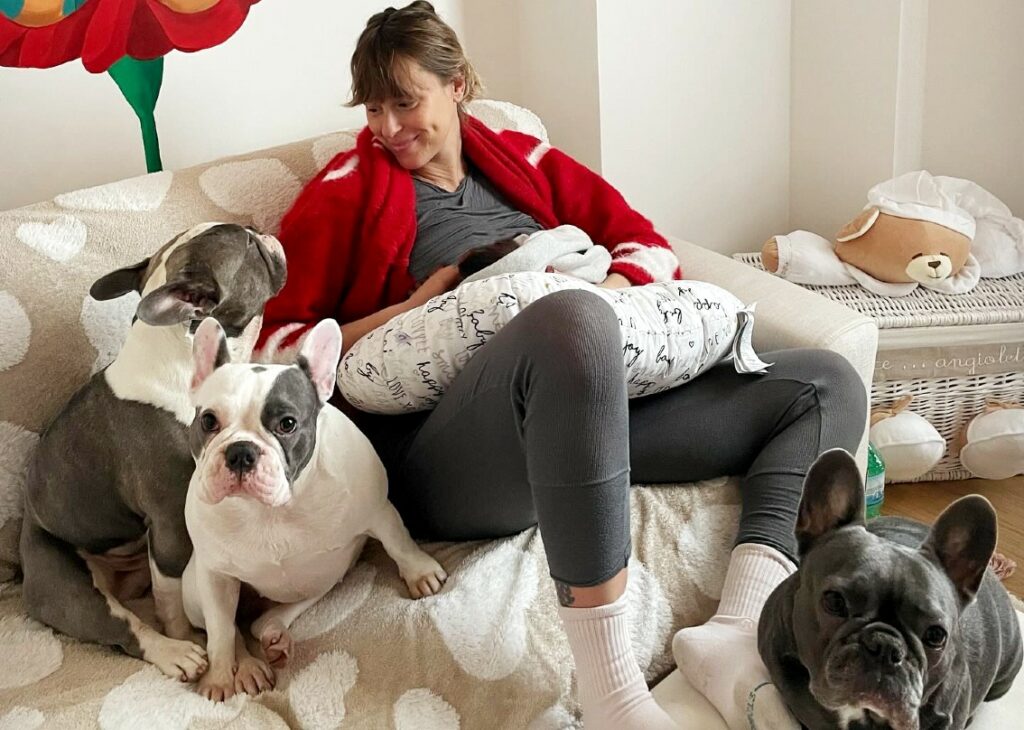 Federica Pellegrini, prima foto a casa con la figlia Matilda a 6 giorni dal parto, ci sono anche le 'bodyguards'