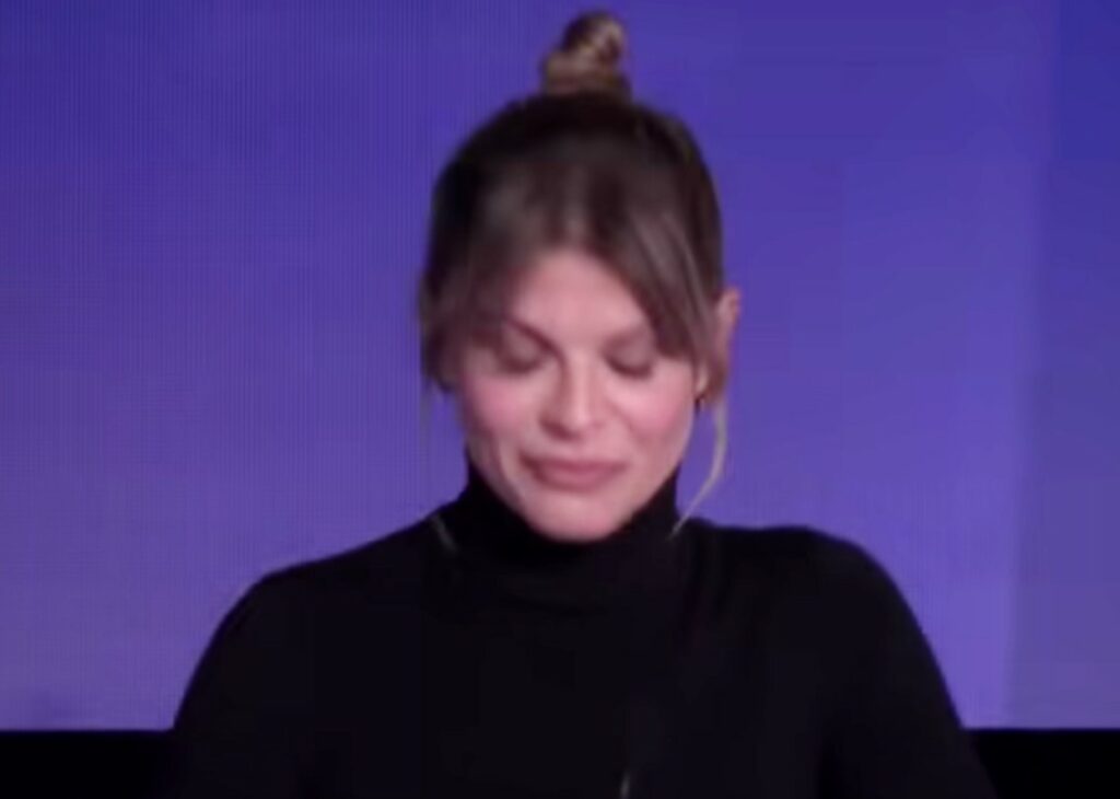 ''Sono scappata in Colombia'': Alessandra Amoroso in lacrime a Sanremo rivela di aver pensato di non voler tornare in Italia ''Sono scappata in Colombia'': Alessandra Amoroso in lacrime a Sanremo rivela di aver pensato di non voler tornare in Italia