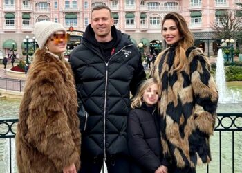 Ilary Blasi e il fidanzato Bastian a Disneyland Paris con le figlie della conduttrice: la foto a quattro con Chanel e Isabel