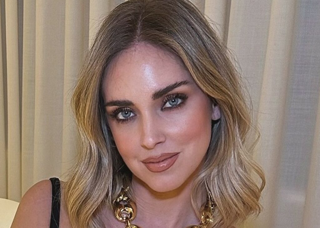 Chiara Ferragni toglie la fede: la foto della sua mano senza l'anello nuziale alimenta i gossip sulla fine del matrimonio con Fedez Chiara Ferragni toglie la fede: la foto della sua mano senza l'anello nuziale alimenta i gossip sulla fine del matrimonio con Fedez