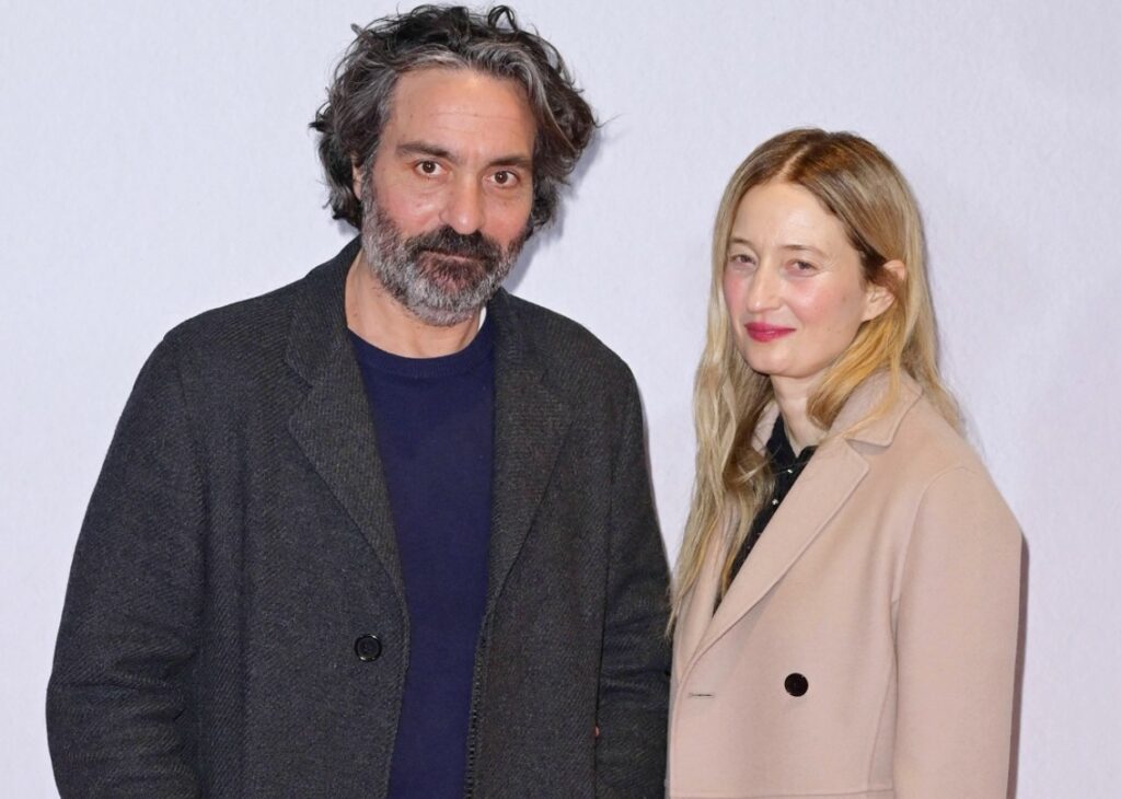 ''Detestavo la campagna, il miele'': Saverio Costanzo, figlio di Maurizio, rivela che non sopportava le origini della sua famosa compagna Alba Rohrwacher ''Detestavo la campagna, il miele'': Saverio Costanzo, figlio di Maurizio, rivela che non sopportava le origini della sua famosa compagna Alba Rohrwacher