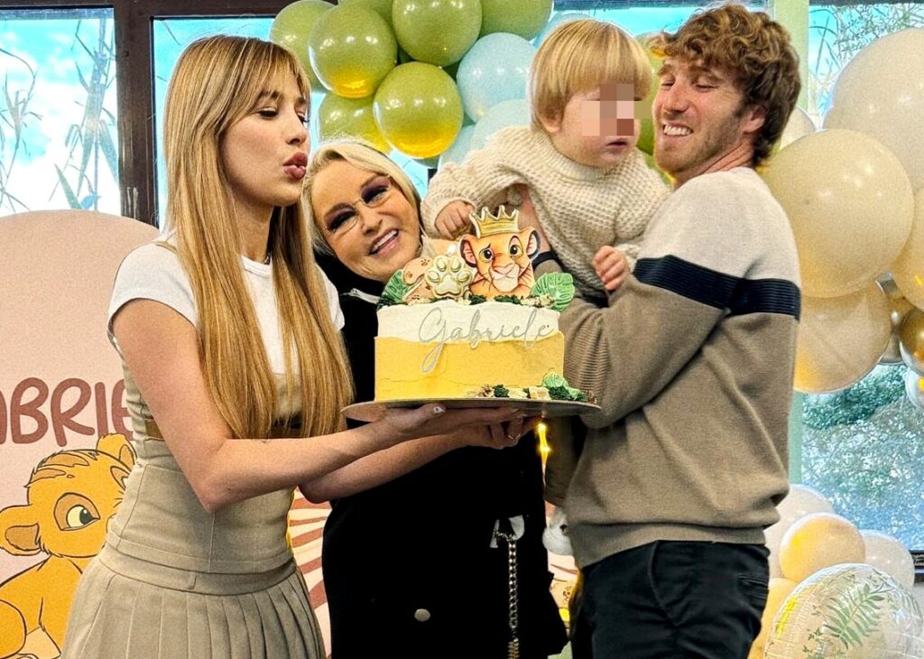 Eleonora Giorgi nonostante le chemio debilitanti non si perde il compleanno dell'adorato nipotino Gabry: immagini della festa Eleonora Giorgi nonostante le chemio debilitanti non si perde il compleanno dell'adorato nipotino Gabry: immagini della festa