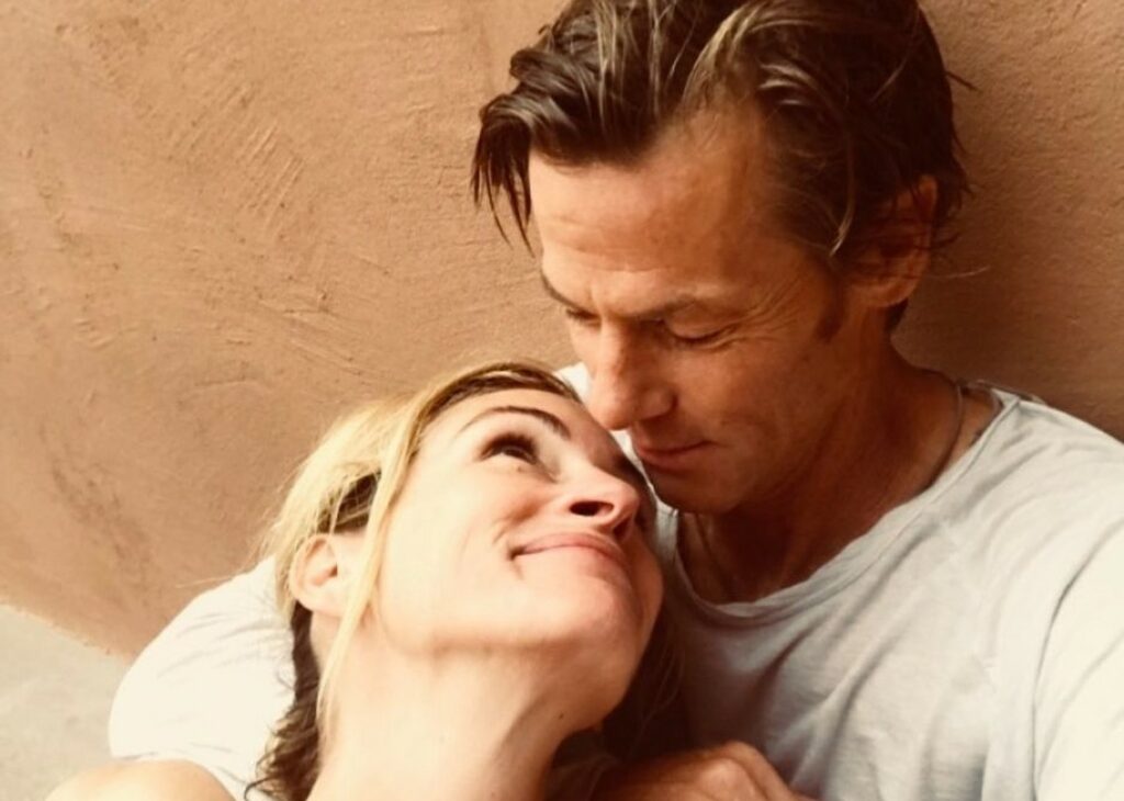 Julia Roberts pubblica una rarissima foto insieme al marito Danny: guarda Julia Roberts pubblica una rarissima foto insieme al marito Danny: guarda