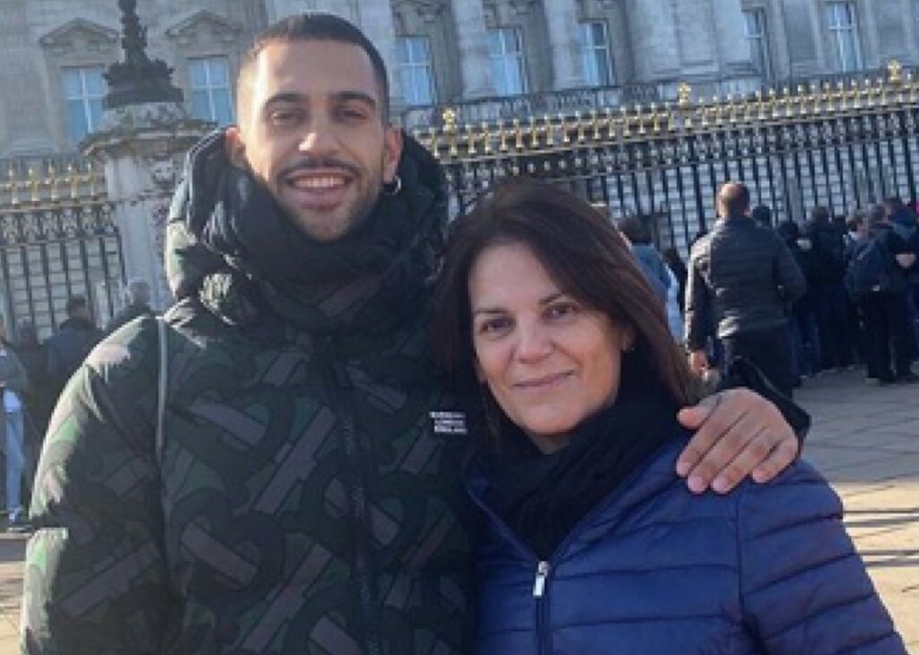 ''Sono tornato a casa di mia mamma praticamente trentenne'': Mahmood rivela di vivere con il genitore dopo l'incendio del suo palazzo ''Sono tornato a casa di mia mamma praticamente trentenne'': Mahmood rivela di vivere con il genitore dopo l'incendio del suo palazzo