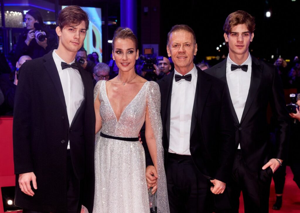 Rocco Siffredi con la moglie Rosza e i figli Lorenzo e Leonardo superstar sul red carpet a Berlino: le immagini Rocco Siffredi con la moglie Rosza e i figli Lorenzo e Leonardo superstar sul red carpet a Berlino: le immagini