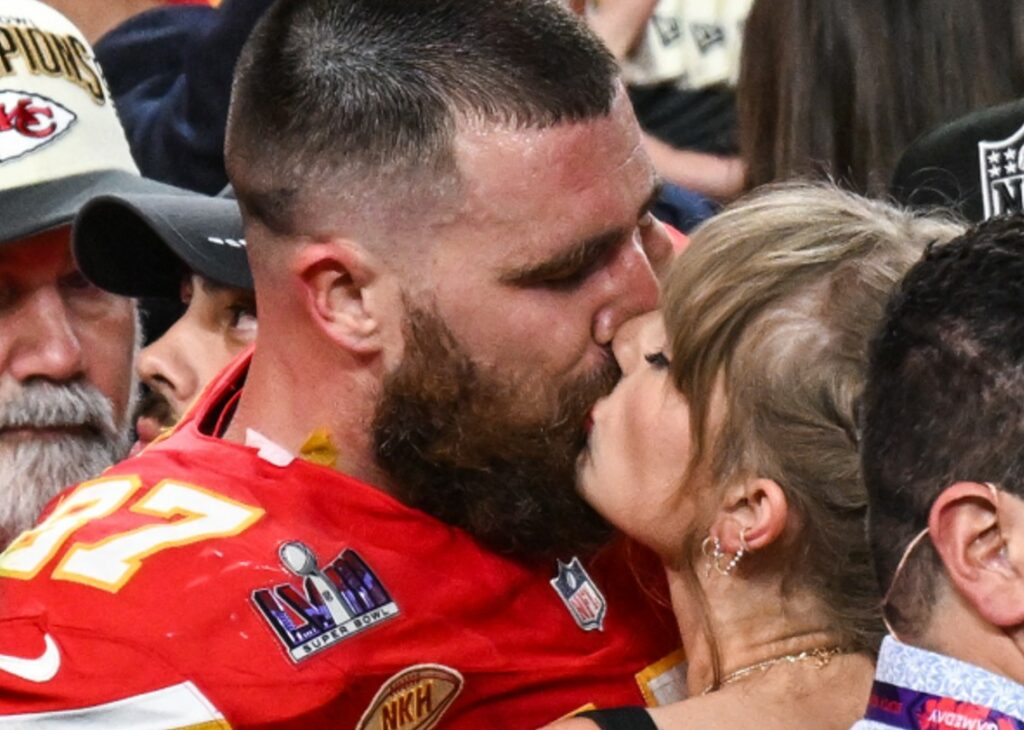 Taylor Swift esplode di gioia dopo la vittoria del fidanzato Travis Kelce al Super Bowl: il bacio appassionato in pubblico fa il giro del mondo