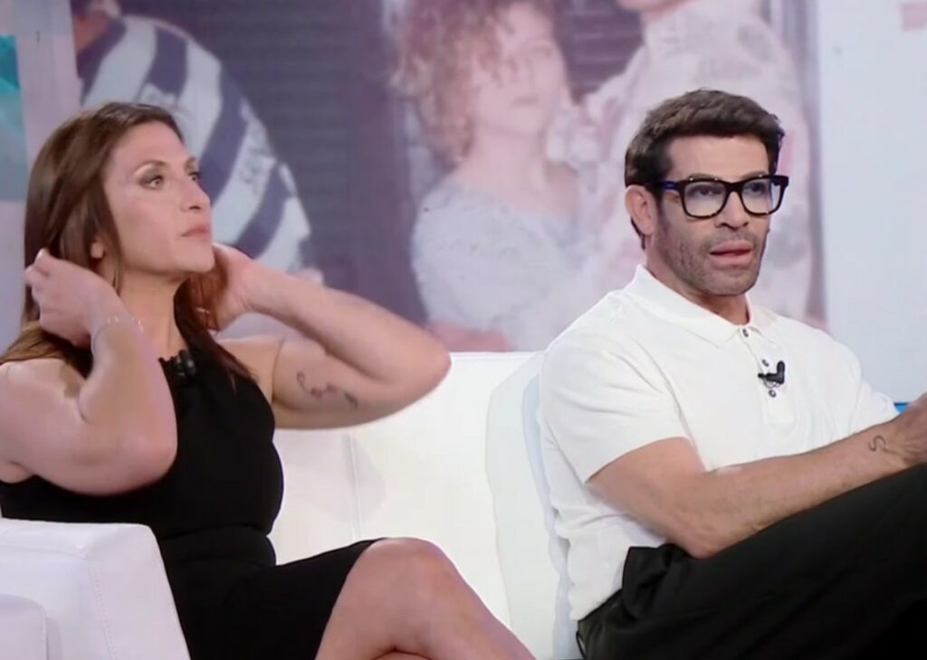 Gianni Sperti per la prima volta in tv con la sorella Cinzia e i due fratelli, ma rivela l'incubo familiare vissuto per colpa di uno stalker