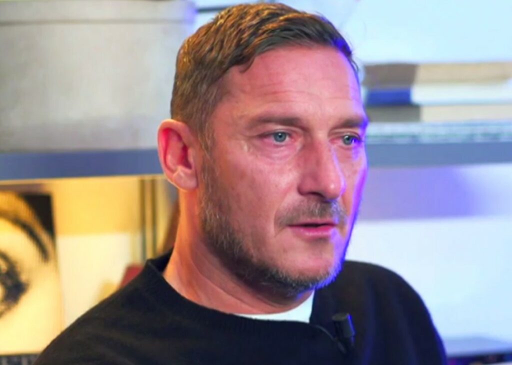 Francesco Totti alla serata speciale per Costanzo racconta la barzelletta sull'infedeltà coniugale, la reazione della De Filippi