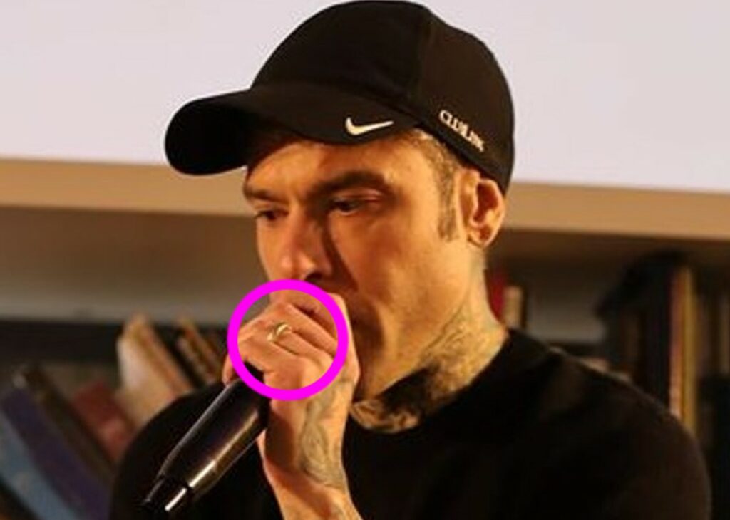 Fedez ricompare in pubblico con la fede, dopo averla tolta nei giorni scorsi: cosa sta succedendo? Ecco le ultime sui Ferragnez Fedez ricompare in pubblico con la fede, dopo averla tolta nei giorni scorsi: cosa sta succedendo? Ecco le ultime sui Ferragnez