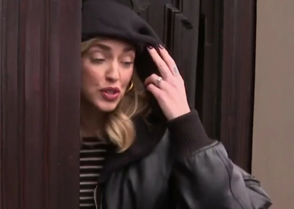 ''Lasciatemi andare dalla psicologa in pace, è momento doloroso'': Chiara Ferragni braccata dalla troupe tv mentre va in terapia ''Lasciatemi andare dalla psicologa in pace, è momento doloroso'': Chiara Ferragni braccata dalla troupe tv mentre va in terapia