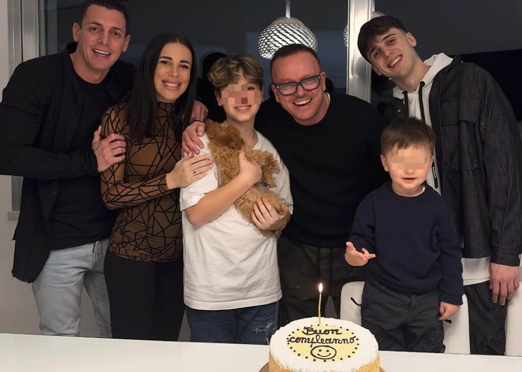 Gigi D'Alessio spegne le candeline con tutti e 5 i suoi figli, c'è anche il piccolo Francesco avuto 2 anni fa con la giovane compagna Denise: guarda Gigi D'Alessio spegne le candeline con tutti e 5 i suoi figli, c'è anche il piccolo Francesco avuto 2 anni fa con la giovane compagna Denise: guarda