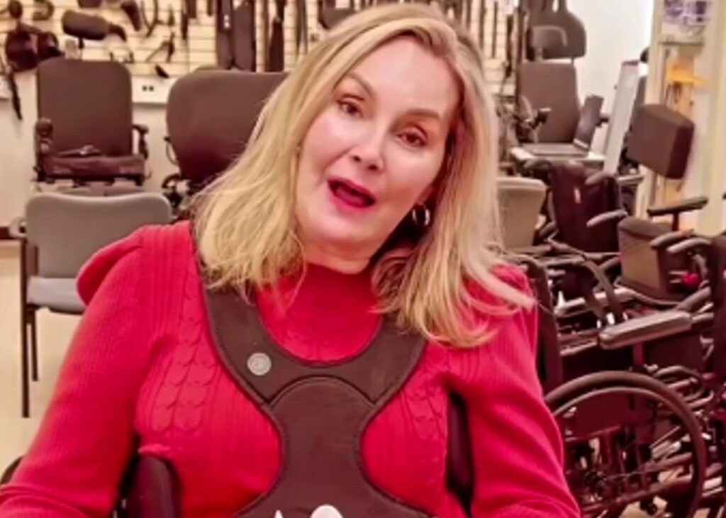 L’attrice Christina Applegate costretta a indossare i pannoloni a causa della malattia incurabile: la difficile confessione