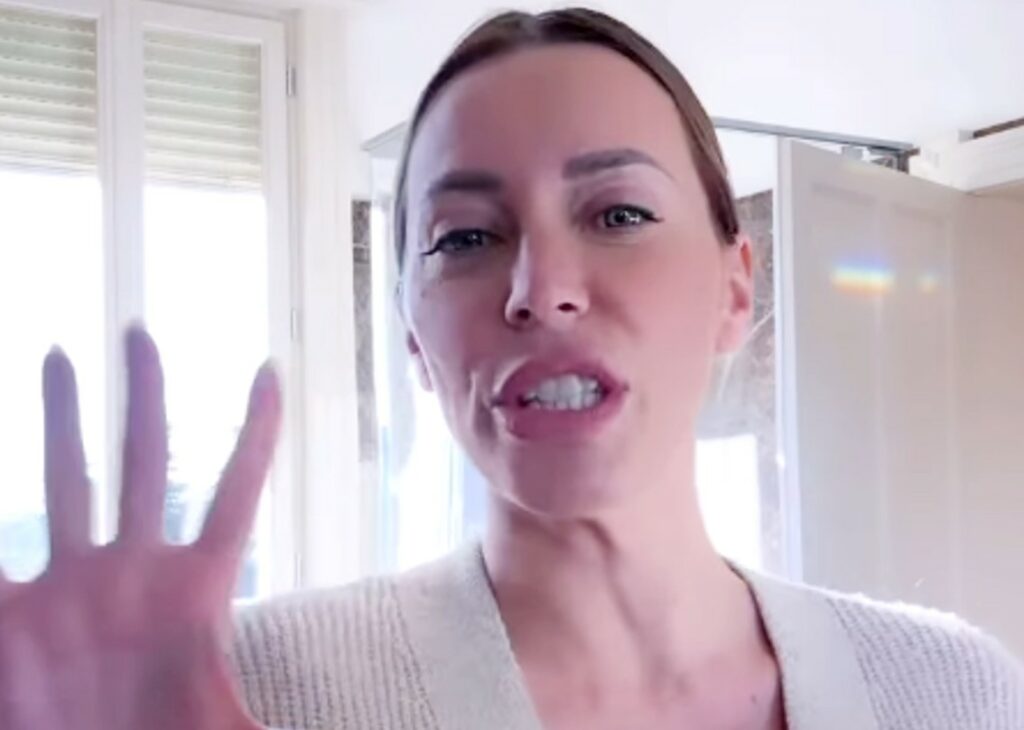 ''Io ho dignità, voi fate le zocc…'': Karina Cascella è una furia contro le ragazze che vendono immagini hot sui social, le sue parole ''Io ho dignità, voi fate le zocc…'': Karina Cascella è una furia contro le ragazze che vendono immagini hot sui social, le sue parole