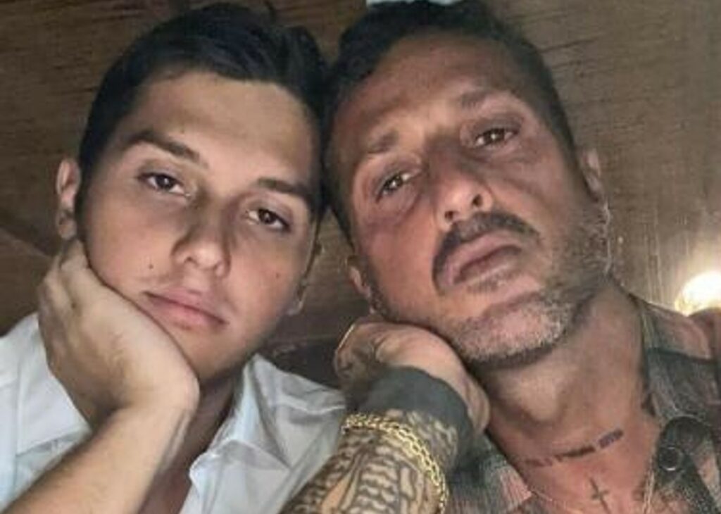 ''Carlos era quasi guarito e, invece, ha avuto un crollo totale, è stato durissimo'': Fabrizio Corona rivela l'ultima volta che ha pianto ''Carlos era quasi guarito e, invece, ha avuto un crollo totale, è stato durissimo'': Fabrizio Corona rivela l'ultima volta che ha pianto