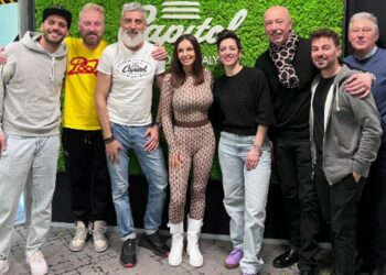 Elettra Lamborghini firma il nuovo contratto discografico e stappa lo champagne con Francesco Facchinetti: guarda