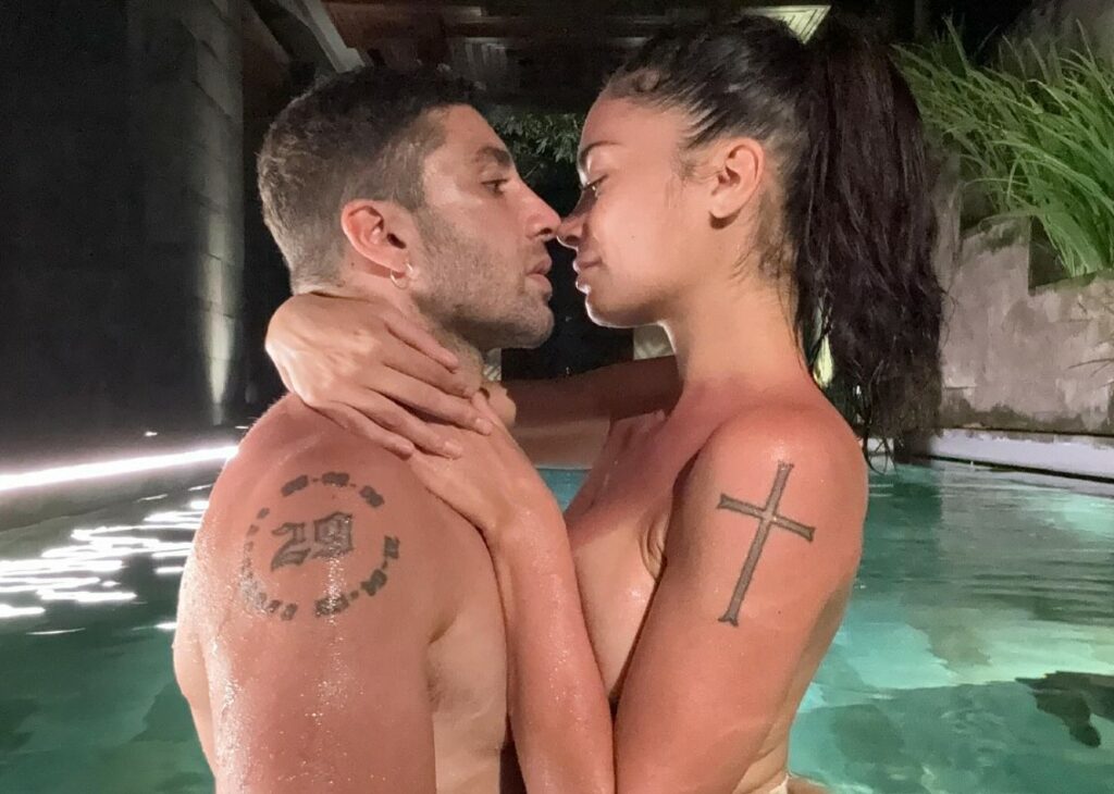 Elodie e Andrea Iannone completamente nudi avvinghiati in piscina, le foto bollenti dei festeggiamenti stupiscono: guarda