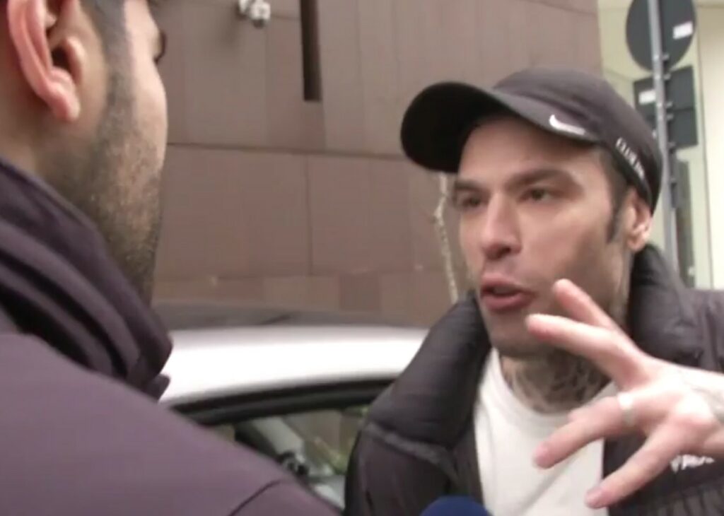 Fedez ancora braccato da Pomeriggio 5, gli chiedono cosa pensa dell'intervista della Ferragni da Fazio: la sua risposta