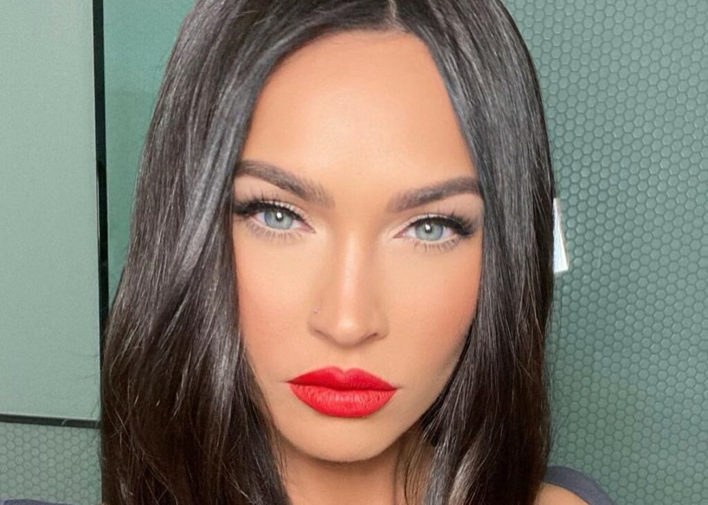 ''Ho molta paura di morire in anestesia generale'': Megan Fox rivela perché ha chiesto al chirurgo di farle il ''seno più grande possibile'' ''Ho molta paura di morire in anestesia generale'': Megan Fox rivela perché ha chiesto al chirurgo di farle il ''seno più grande possibile''