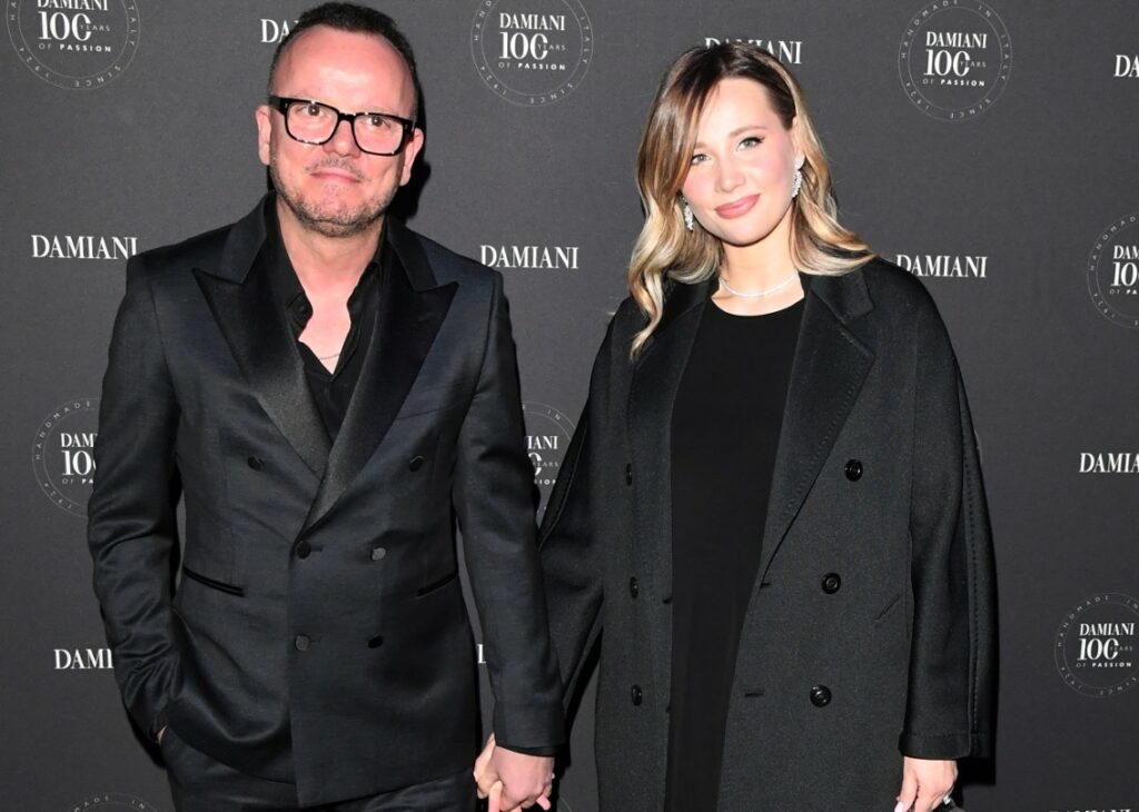 Gigi D'Alessio e la compagna incinta Denise Esposito, 26 anni meno di lui, felici e sorridenti in attesa della cicogna sul red carpet: foto Gigi D'Alessio e la compagna incinta Denise Esposito, 26 anni meno di lui, felici e sorridenti in attesa della cicogna sul red carpet: foto