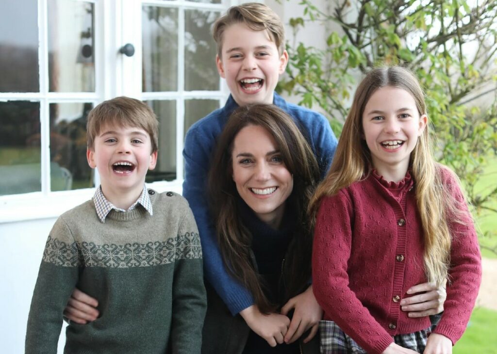 La prima foto dopo l’intervento chirurgico di Kate Middleton alza un enorme polverone, le agenzie di stampa la ritirano: cos’è successo