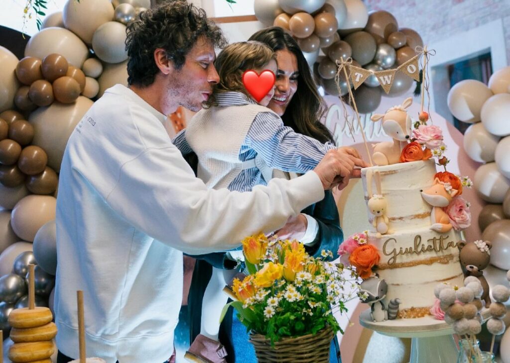 La figlia di Valentino Rossi compie 2 anni: l'ex pilota tenerissimo con la piccola al party di compleanno di Giulietta, foto La figlia di Valentino Rossi compie 2 anni: l'ex pilota tenerissimo con la piccola al party di compleanno di Giulietta, foto