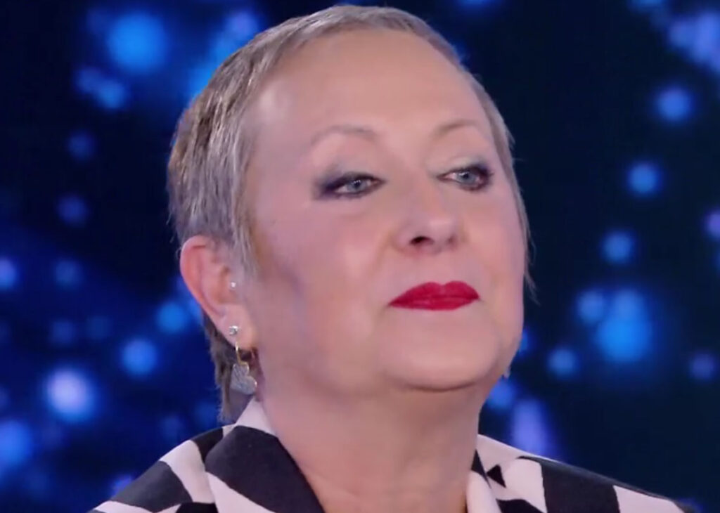 ''Quando respiro mi fa male la pelle'': Carolyn Smith rivela in tv quanto le cure per il cancro la stanno mettendo a dura prova ''Quando respiro mi fa male la pelle'': Carolyn Smith rivela in tv quanto le cure per il cancro la stanno mettendo a dura prova