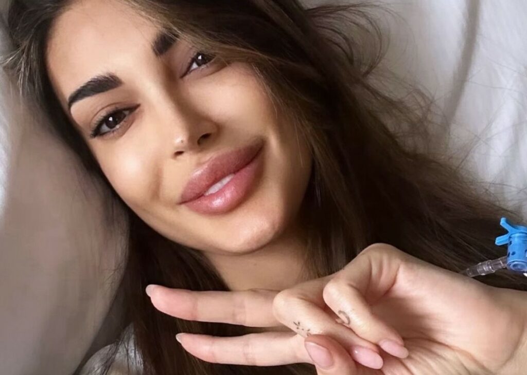 ''Non potevo più camminare bene'': Cristina Buccino pubblica un selfie dall'ospedale e rivela perché si è dovuta operare ''Non potevo più camminare bene'': Cristina Buccino pubblica un selfie dall'ospedale e rivela perché si è dovuta operare