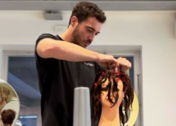 Antonino Spinalbese torna alle origini e ricomincia a tagliare i capelli