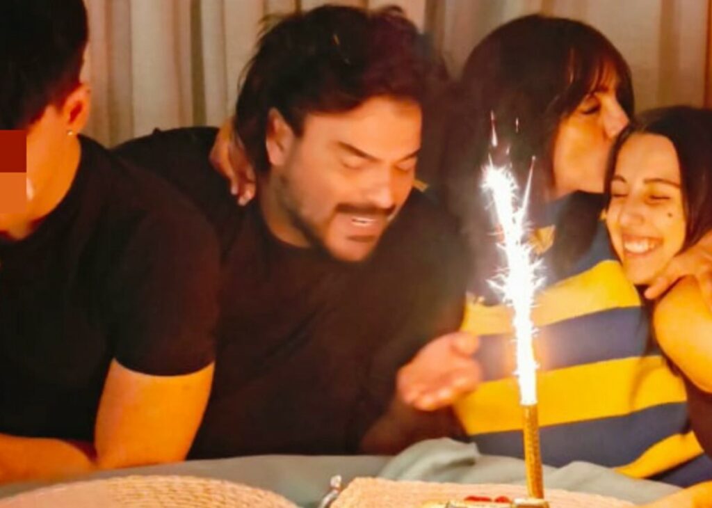 Ambra Angiolini spegne 47 candeline sulla torta abbracciata all'ex Francesco Renga: la foto in famiglia, nessuna traccia di Bosca Ambra Angiolini spegne 47 candeline sulla torta abbracciata all'ex Francesco Renga: la foto in famiglia, nessuna traccia di Bosca