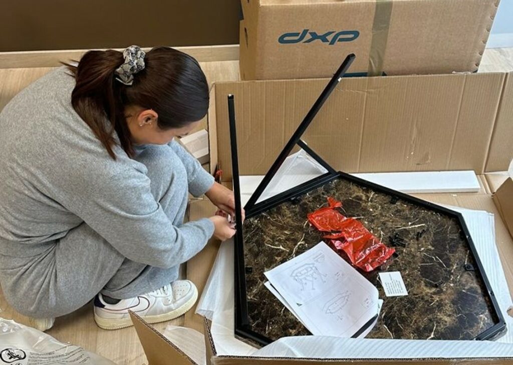 Elettra Lamborghini apre un centro benessere a Milano e monta i mobili del negozio da sola! Guarda