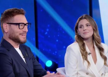 Enrico Papi per la prima volta in tv con la figlia Rebecca che vive negli Stati Uniti: le immagini