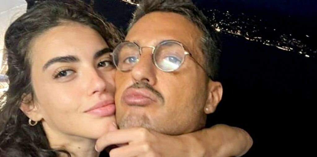 ''L'abbiamo scoperto tre settimane fa'': Fabrizio Corona annuncia di aspettare un figlio a 50 anni dalla fidanzata 24enne Sara Barbieri ''L'abbiamo scoperto tre settimane fa'': Fabrizio Corona annuncia di aspettare un figlio a 50 anni dalla fidanzata 24enne Sara Barbieri