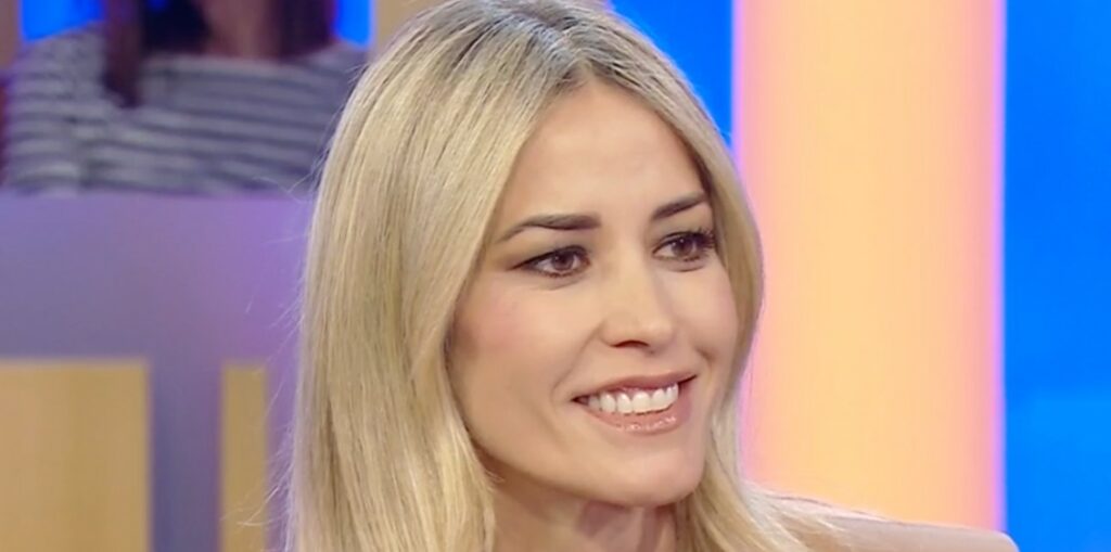 ''Quando ci siamo conosciuti ero fidanzata con un altro'': Elena Santarelli racconta il rocambolesco inizio dell'amore col marito Corradi ''Quando ci siamo conosciuti ero fidanzata con un altro'': Elena Santarelli racconta il rocambolesco inizio dell'amore col marito Corradi