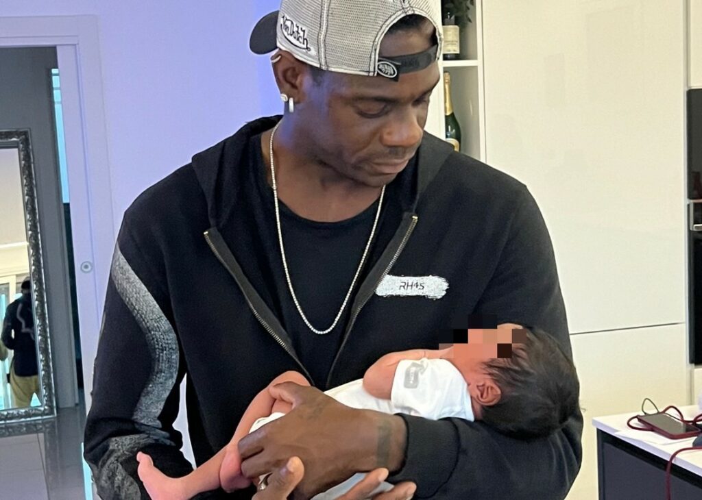 ''E’ arrivato lo zio che lo vizierà'': il tenero scatto di Mario Balotelli col nipotino neonato ''E’ arrivato lo zio che lo vizierà'': il tenero scatto di Mario Balotelli col nipotino neonato