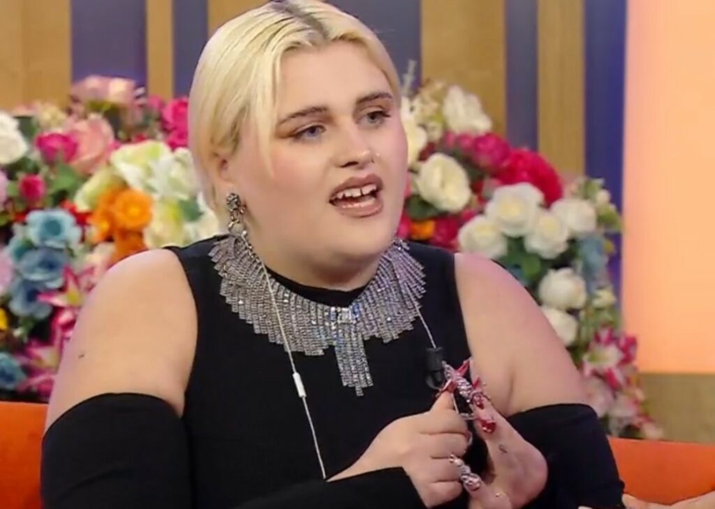 ''Amore, il bidet lo devo fare anche io'': Big Mama si toglie le unghie finte in diretta tv e le mette alle dita di Caterina Balivo