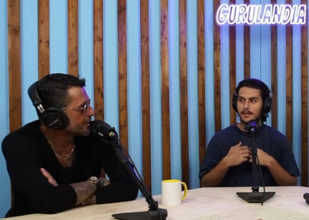 ''Tengo tutto dentro, sono molto introverso'': Carlos Corona parla del suo carattere e rivela se vuole più bene a papà Fabrizio o mamma Nina Moric