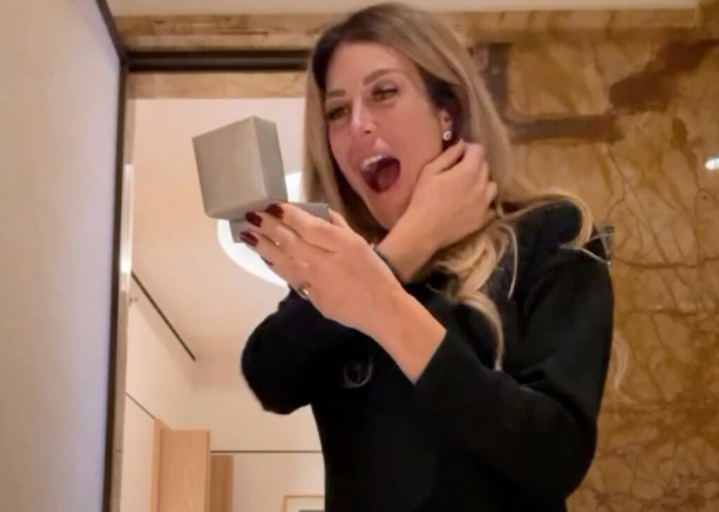 ''Le cose belle arrivano all'improvviso'': Paola Caruso mostra la sua gioia mentre scarta l'anello di fidanzamento'' ricevuto dal compagno