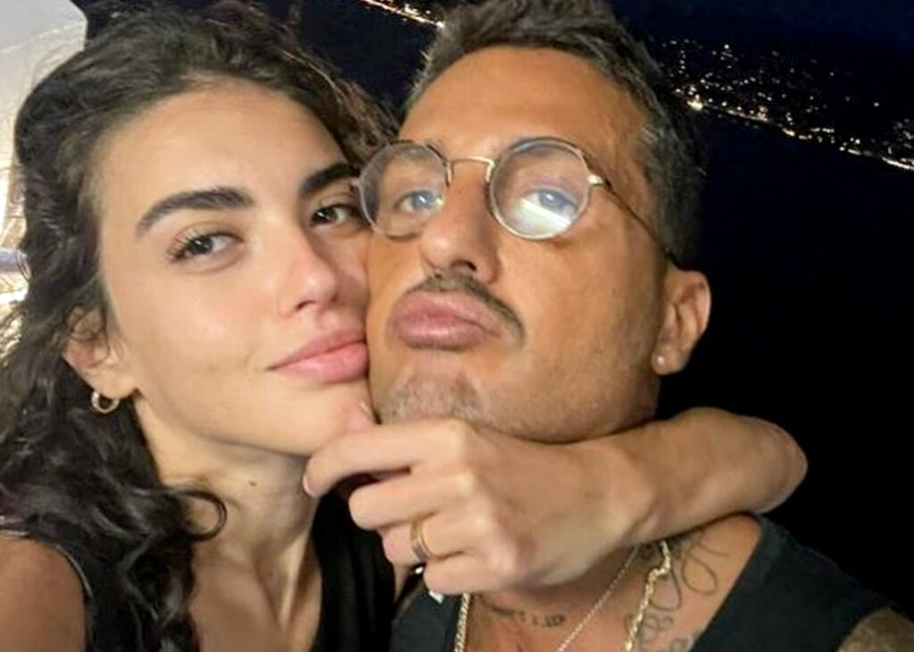''Prego che sia femmina, non lo voglio maschio'': Fabrizio Corona afferma di sapere quando nascerà il figlio che aspetta da Sara Barbieri ''Prego che sia femmina, non lo voglio maschio'': Fabrizio Corona afferma di sapere quando nascerà il figlio che aspetta da Sara Barbieri