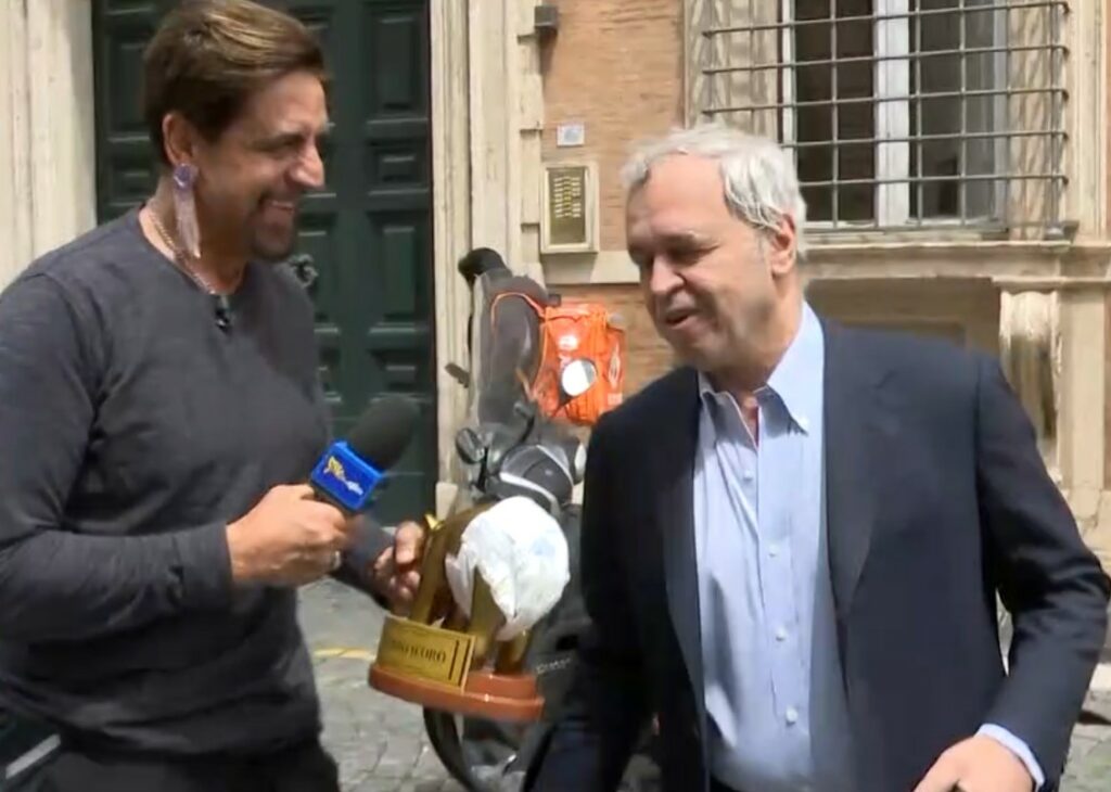 ''Quell'optional è più adatto ad altri'': Enrico Mentana rifiuta il Tapiro d'Oro col pannolone dopo lo scontro con la Gruber ''Quell'optional è più adatto ad altri'': Enrico Mentana rifiuta il Tapiro d'Oro col pannolone dopo lo scontro con la Gruber