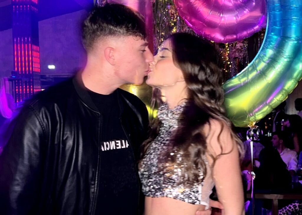 Cristian Totti, primogenito di Francesco e Ilary Blasi, festeggia i 19 anni della fidanzata Melissa con un passionale bacio: foto