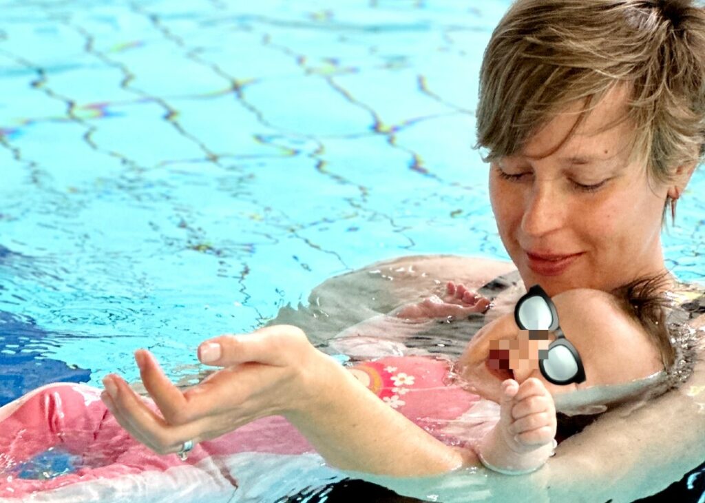 Federica Pellegrini insegna alla figlia di 4 mesi a nuotare: le prime immagini della campionessa in piscina con Matilde Federica Pellegrini insegna alla figlia di 4 mesi a nuotare: le prime immagini della campionessa in piscina con Matilde