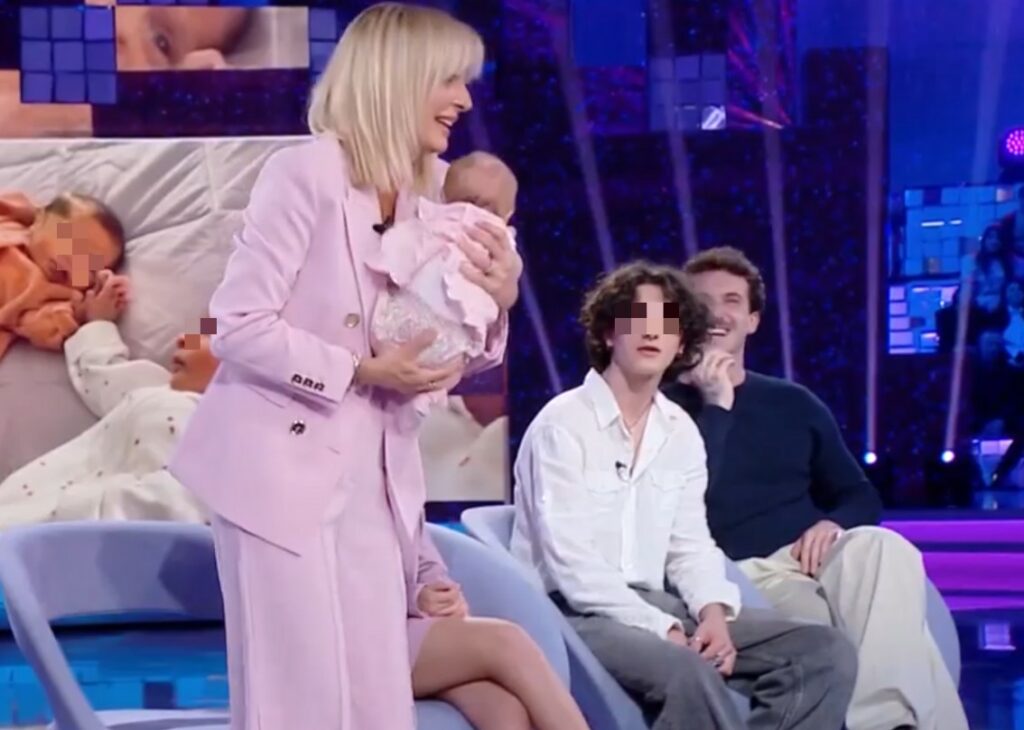 Veronica Peparini e Andreas Muller per la prima volta in tv con tutti i figli, gemelline neonate incluse: il ballerino piange Veronica Peparini e Andreas Muller per la prima volta in tv con tutti i figli, gemelline neonate incluse: il ballerino piange